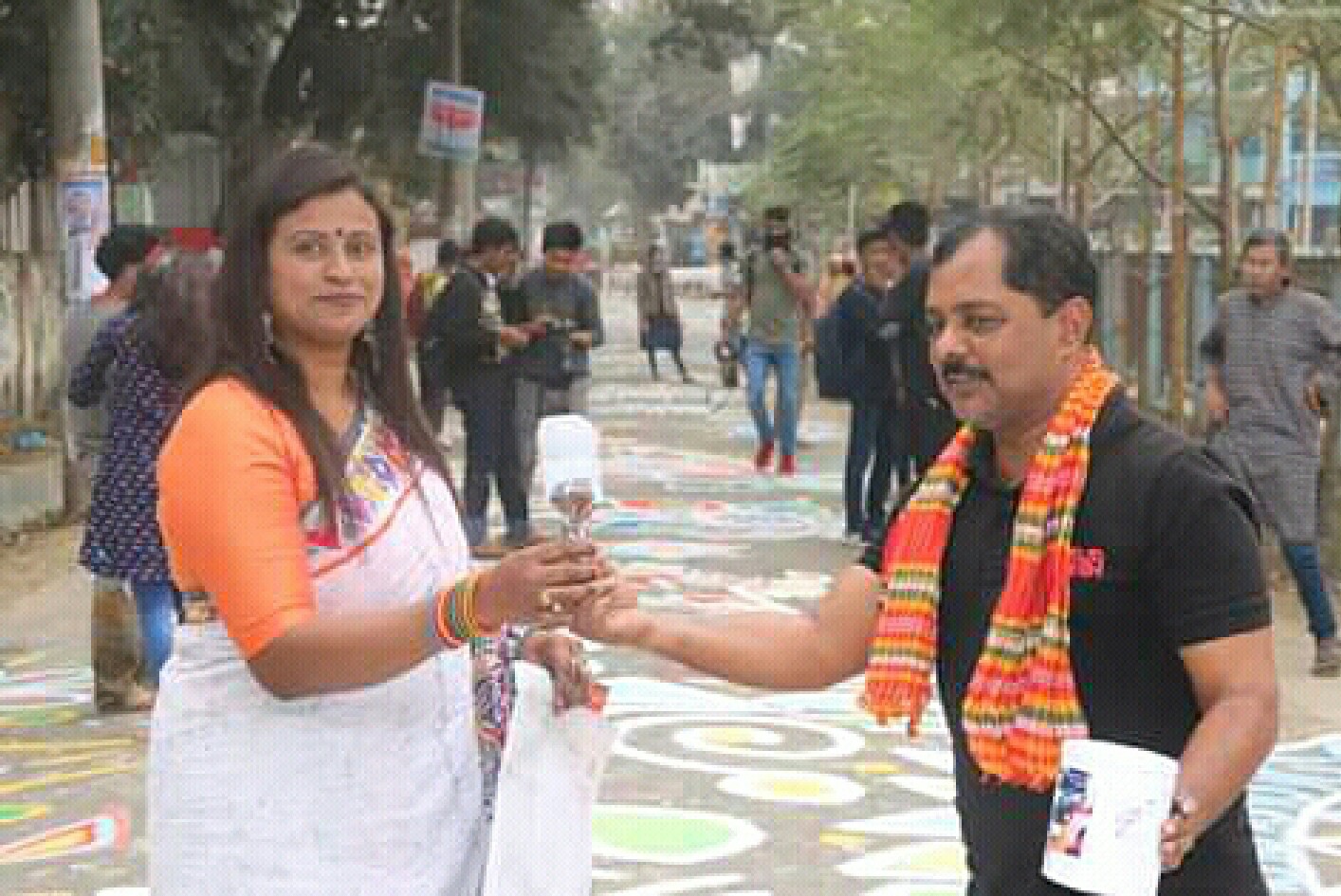 গৌতম চন্দ্র বর্মন,ঠাকুরগাঁওঃ ঠাকুরগাঁওয়ের একুশের চেতনাকে তুলে ধরতে সড়কে আঁকা হয়েছে আলপনা ।