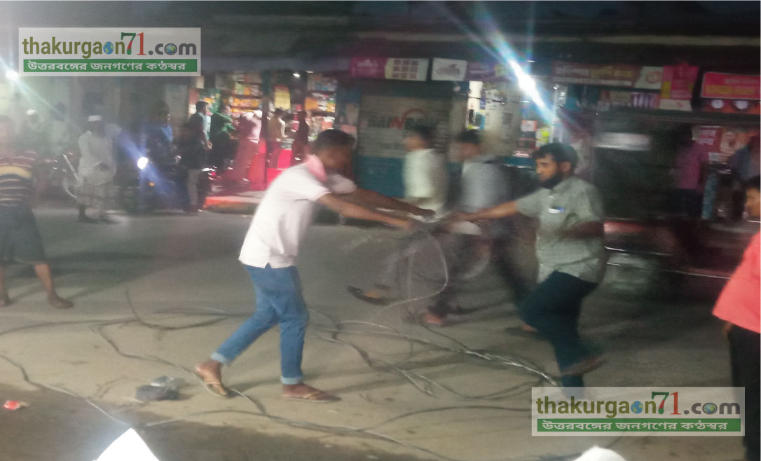বালিয়াডাঙ্গীতে পল্লী বিদুৎতের ঝুকিপূর্ণ  তার ছিড়ে অল্পের জন্য পথচারীরা রক্ষা